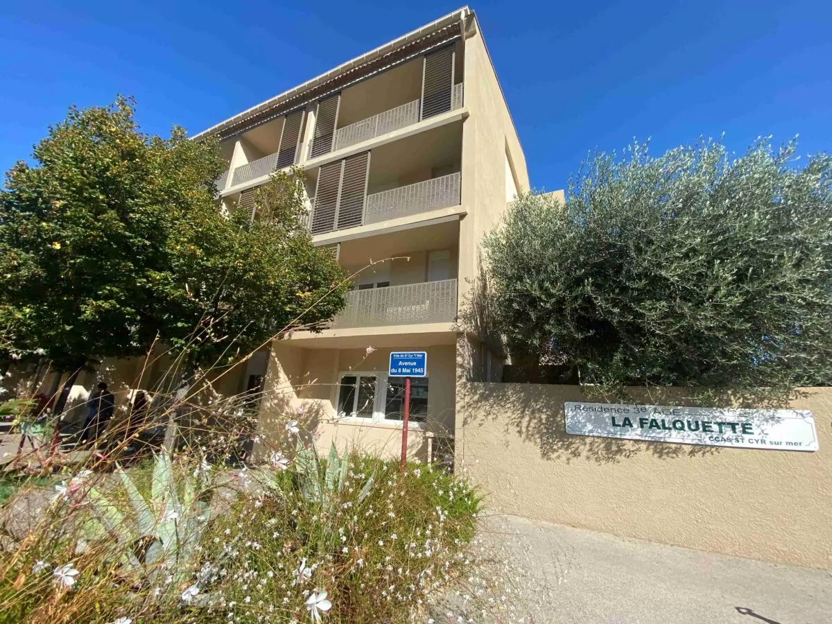 Résidence autonomie Falquette : bâtiment blanc avec végétation