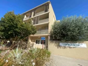 Résidence autonomie Falquette : bâtiment blanc avec végétation