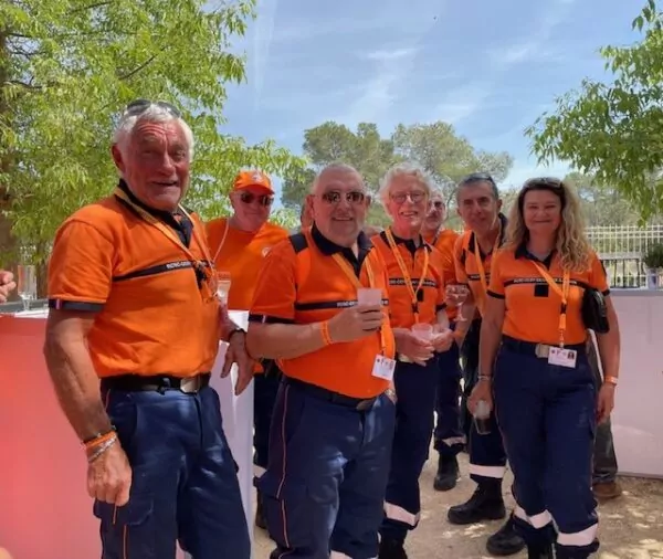 homme et femmes en orange veillant sur nos forêts