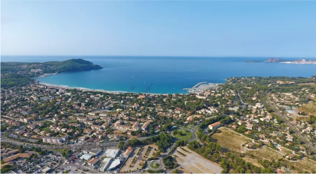 Vue de la baie de Saint-Cyr-sur-Mer avec pour moitié la mer et moitié les habitations