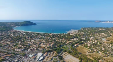 Vue de la baie de Saint-Cyr-sur-Mer avec pour moitié la mer et moitié les habitations
