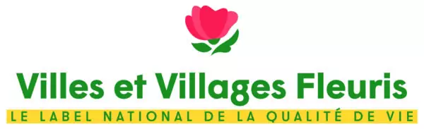 Logo des villes et villages fleuris représentant une fleur rouge type coquelicot sur fond blanc avec écriture verte et encart jaune. Il est écrit label national de la qualité de vie.