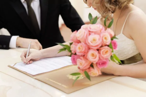 Mariés signant un acte de mariage