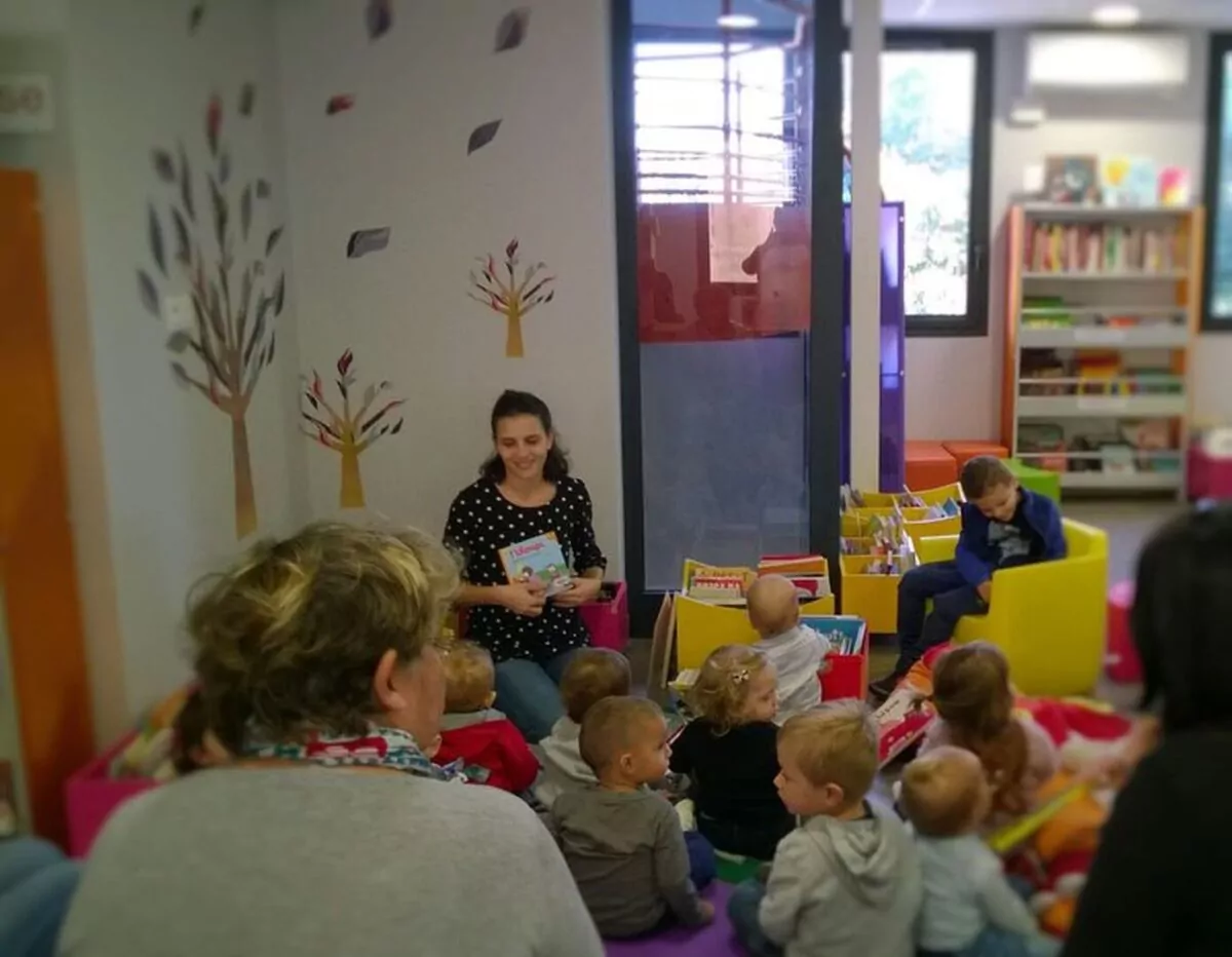 Femme qui raconte une histoire aux enfants