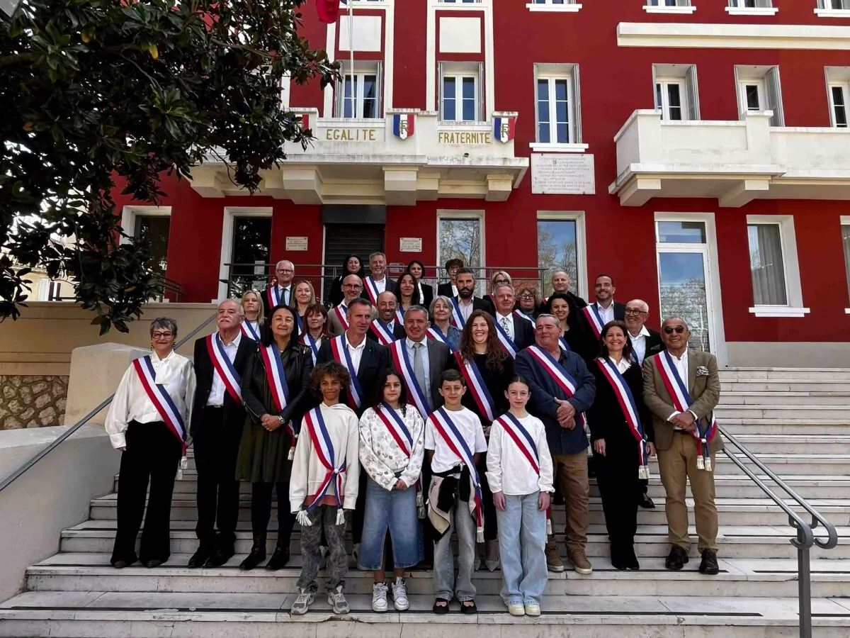 les nouveaux élus sur les marches de la Mairie le jour de l'élection