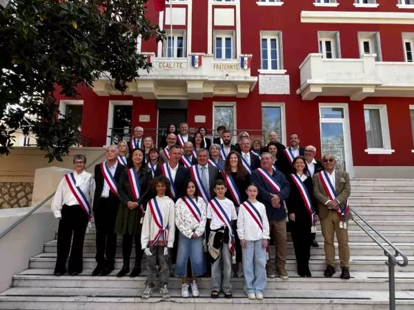 les nouveaux élus sur les marches de la Mairie le jour de l'élection