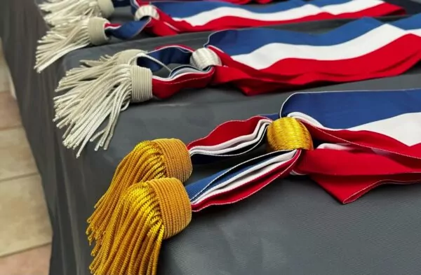 écharpes tricolore des élus sur une table