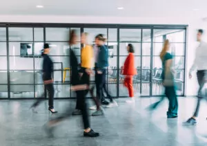 Des personnes se croisent dans un couloir d'entreprise.