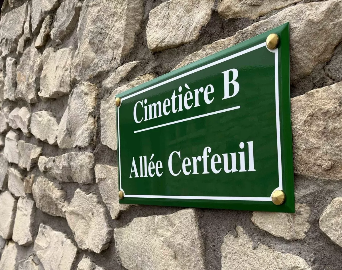 plaque du cimetière sur fond vert mentionnant cimetière B allée Cerfeuil