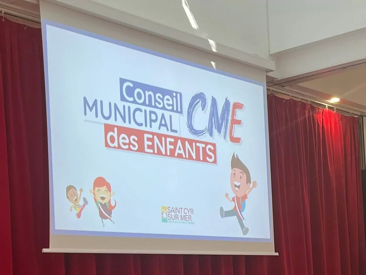 un écran de présentation du conseil municipal des enfants lors d'une réunion