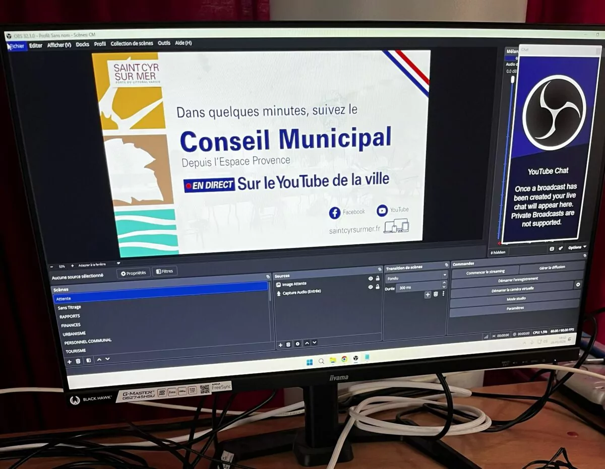 un écran de contrôle pendant la diffusion du conseil municipal en direct