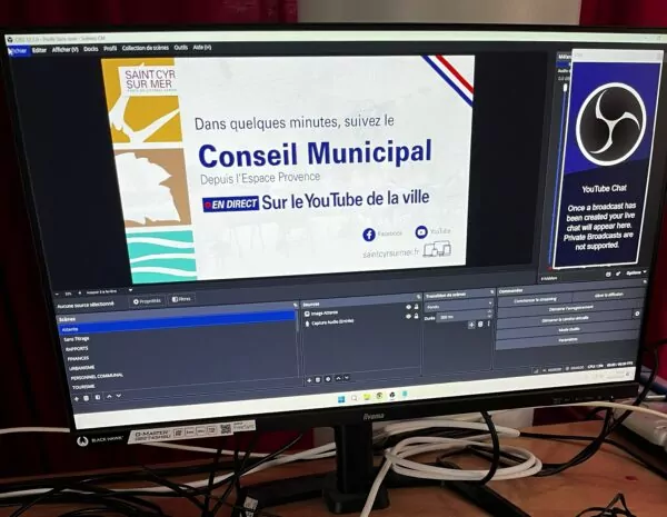 un écran de contrôle pendant la diffusion du conseil municipal en direct
