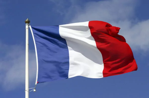 Drapeau tricolore flottant avec un ciel bleu dégagé