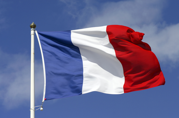 Drapeau tricolore flottant avec un ciel bleu dégagé
