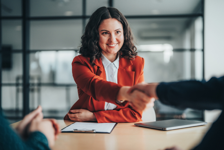 serrage de main dans le cadre professionnel