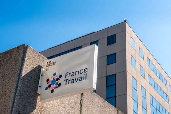 bâtiment orné de l'enseigne France Travail