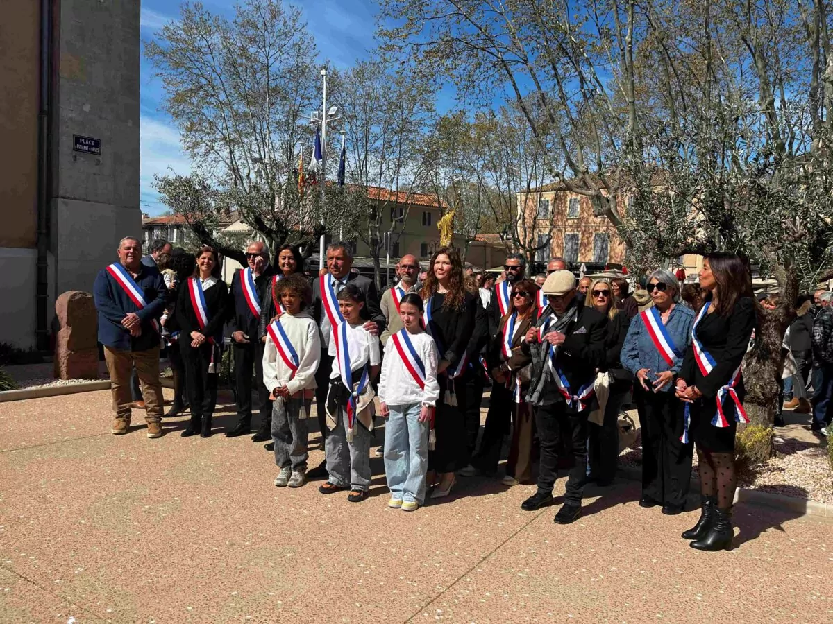 nouvelle équipe municipale devant le monument aux morts juste après l'élection