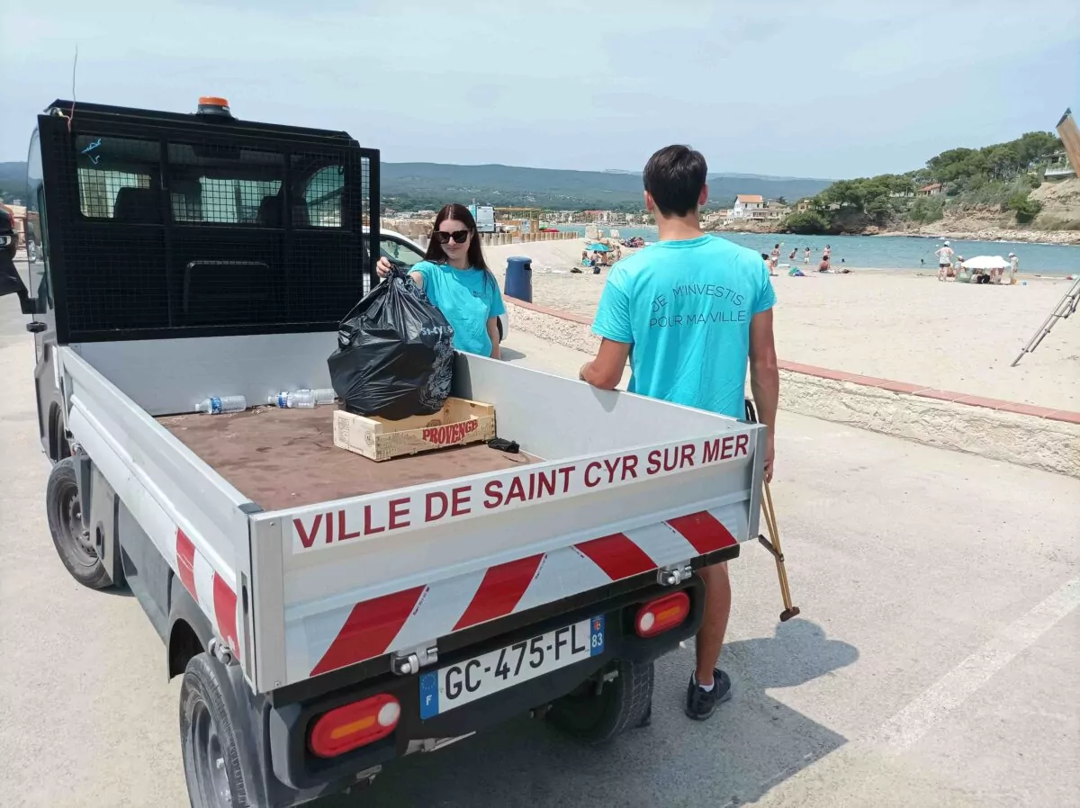 2 jeunes saisonniers vêtus d'un tee-shirt bleu 