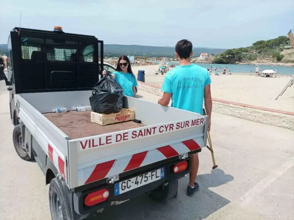 2 jeunes saisonniers vêtus d'un tee-shirt bleu 