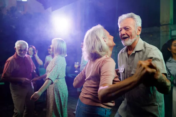 Des seniors dansent ensemble lors d’une soirée festive et conviviale.
