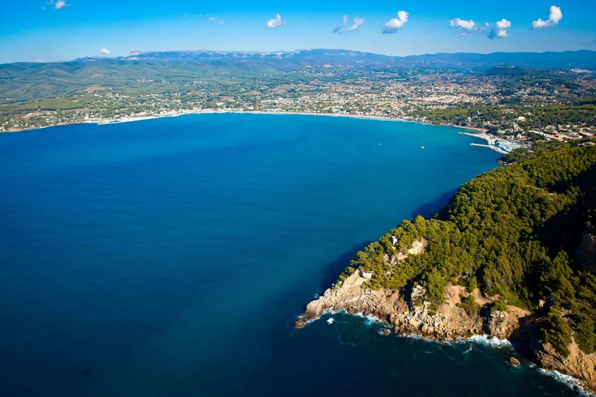 vue baie des Lecques aérienne, grande étendue de mer et côte littorale naturelle
