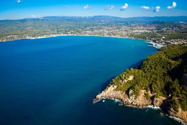 vue baie des Lecques aérienne, grande étendue de mer et côte littorale naturelle